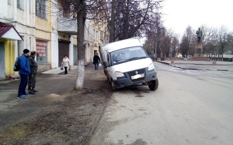 В Коврове грузовое авто провалилось в яму
