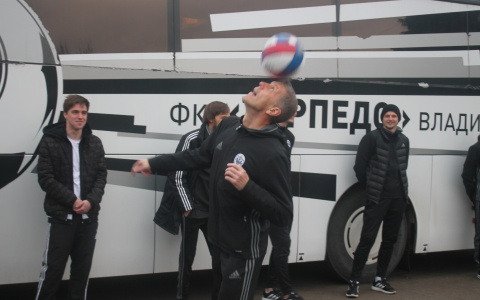 Футболист "Торпедо", засветившийся в фильме "Тренер", приехал на премьеру с командой