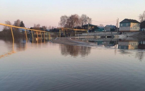 Во Владимирской области под водой скрылся мост