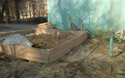 Горожанка: "На нашей детской площадке устроили настоящую свалку!"