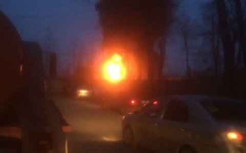 В Струнино крупный пожар уничтожил заводские склады (видео)