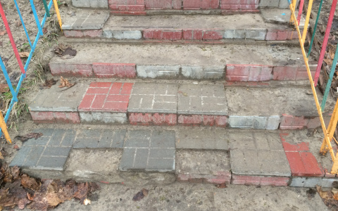 Горожанка: "Лестница, ведущая к детскому саду, разрушается прямо под ногами"