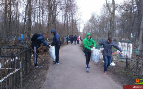 В преддверии Дня Победы молодежь вышла на городские кладбища