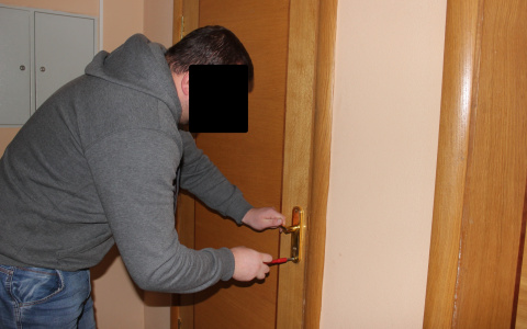 Владимирец выломал дверь в свою комнату, чтобы его "пожалели"