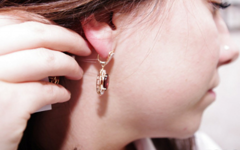 Во Владимире девушка сбежала с дорогими украшениями под носом у продавца