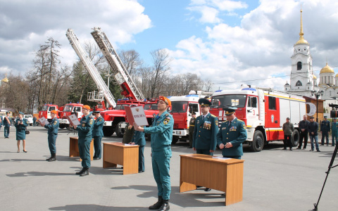 Владимирские пожарные приняли присягу (фоторепортаж)