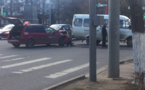 Такси и "ГАЗель" не поделили дорогу на площади Ленина