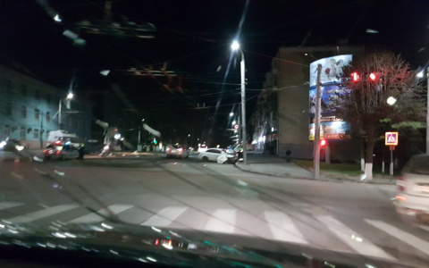 Ночью на перекрестке Мира и Горького произошла авария с участием такси
