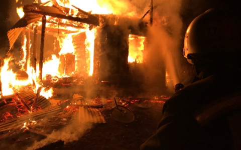 Крупный пожар случился ночью в Петушинском районе