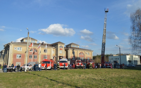 В Радужном организовали выставку пожарно-спасательной техники