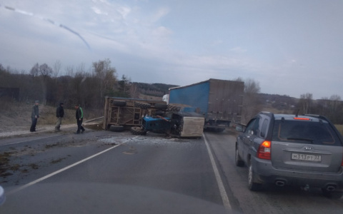 В Кольчугинском районе опрокинулся трактор с навозом