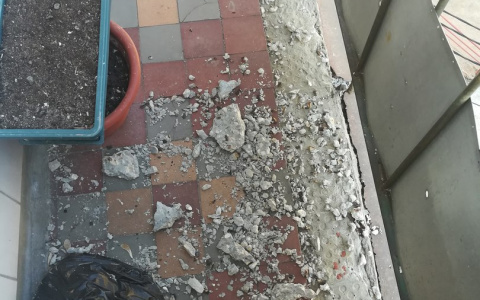 На улице Диктора Левитана балконы рассыпаются на кусочки