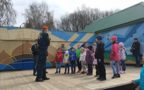 Сотрудники МЧС научили детей азам пожарной безопасности