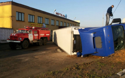 Под Владимиром перевернулась фура, груженая продуктами