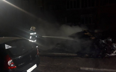 В Коврове из-за полыхающего мусора сгорели две машины
