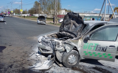 В Коврове на перекрестке вспыхнул автомобиль такси
