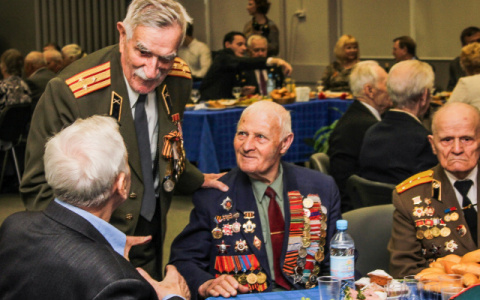 На 9 мая владимирским ветеранам подарят тушенку и "сто грамм"