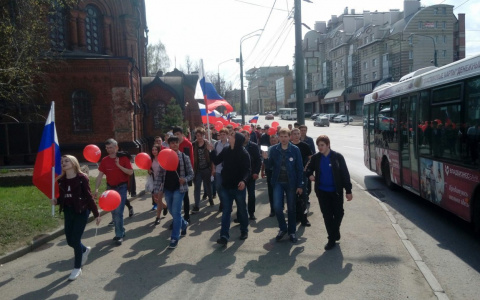 Десятки владимирцев вышли в центр города с лозунгом "Он нам не царь" (фото)