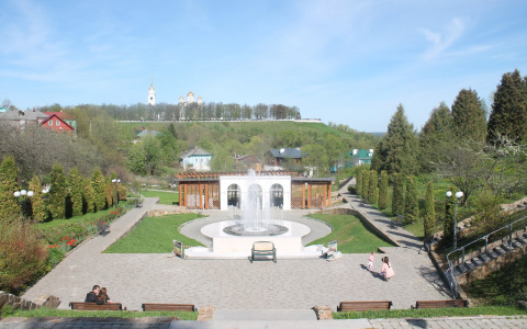 Патриарший сад расцветает и принимает гостей