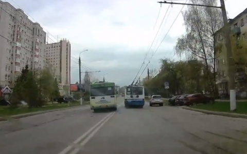 На Чайковского водитель автобуса выскочил на встречку, рискуя жизнями пассажиров