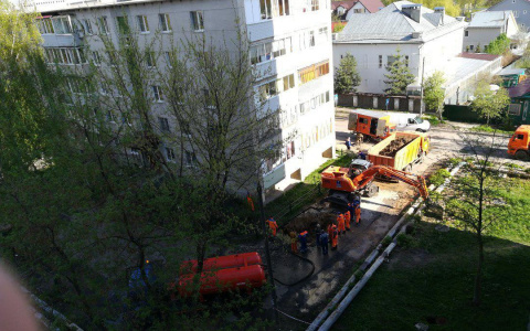 На Разина вырыли огромную яму из-за "подземного фонтана"