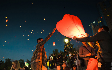 Сегодня в парке Добросельский в небо запустят белые фонарики