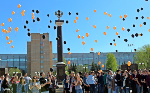 Более 200 юношей и девушек Коврова приняли участие в акции «Шары Победы»