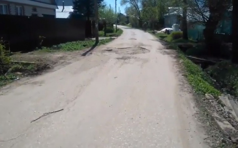 В Сновицах асфальт раздулся до размеров автомобильного колеса