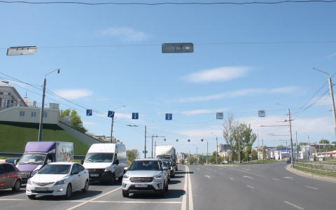 На площади Фрунзе ветер перепутал знаки ПДД