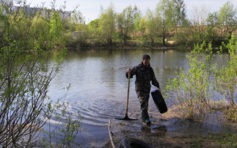 Во Владимире из пруда извлекли 30 покрышек и собрали 11 кубометров мусора
