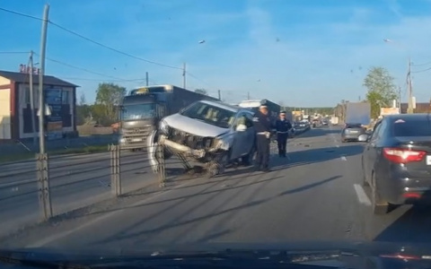 В Петушках фура "вынесла" с дороги в ограждение кроссовер (видео)