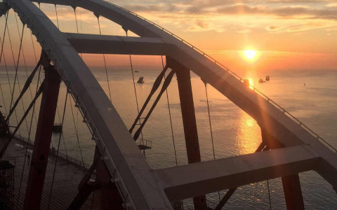 Крымский мост открыли для движения легковых автомобилей‍