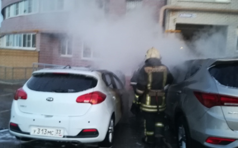 Ночью на улице Пугачева загорелась иномарка