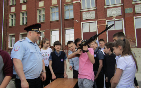 Владимирских школьников научили разбирать и собирать оружие