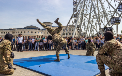 В Центральном парке полицейские устроили показательную "потасовку"