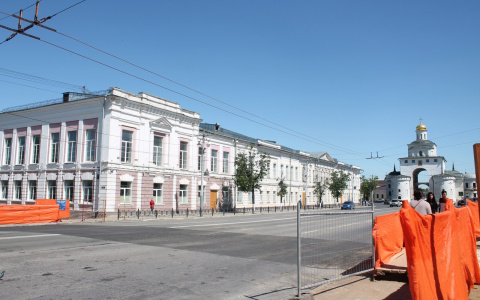 После перекрытия центра в выходные у Золотых ворот появился новый асфальт