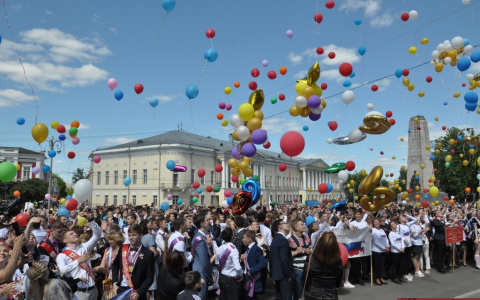 Последний звонок прозвенел для полутора тысяч выпускников