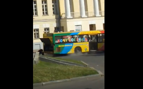 У Соборной площади задымился рейсовый автобус (видео)