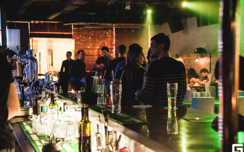 В баре на Московской бесцеремонно ограбили пьяного, но богатого посетителя