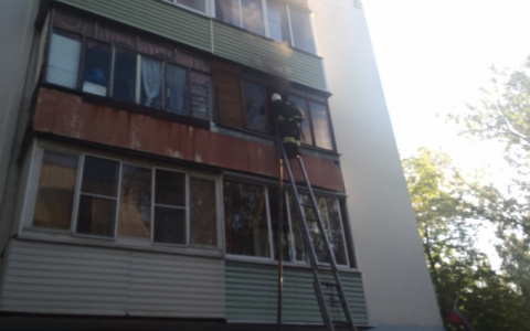 Во время пожара на проспекте Строителей пожарные спасли 3-х человек