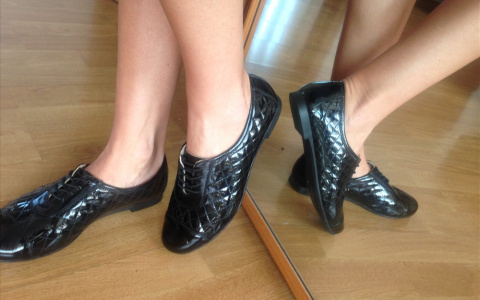 В России с 1 июня начнется эксперимент по маркировке обуви