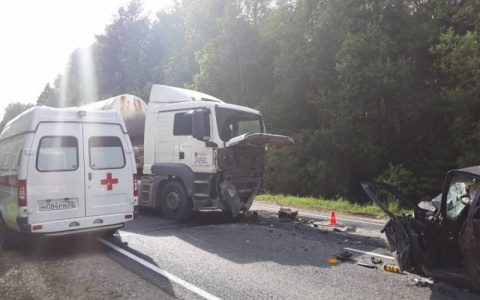 В Кольчугинском районе легковушка влетела в фуру