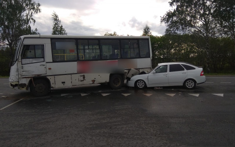 Под Владимиром рейсовый автобус столкнулся с легковушкой и фургоном