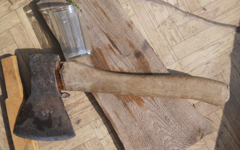 В Селивановском районе мужчина с топором ворвался в дом и потребовал 1000 руб