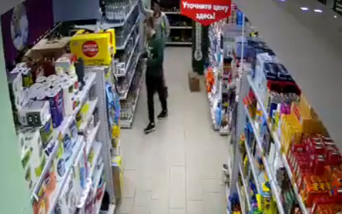 В Коврове ищут бравых "мушкетеров" которые украли бутылку водки на троих (видео)