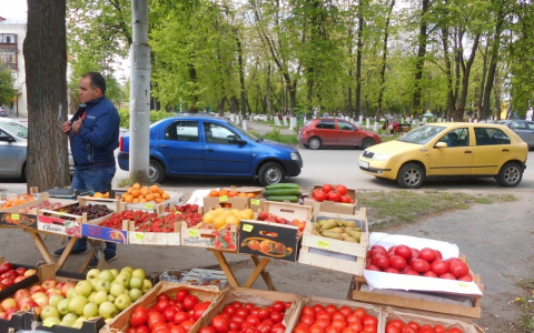 Фрукты и овощи с уличных лотков признали опасными для здровья
