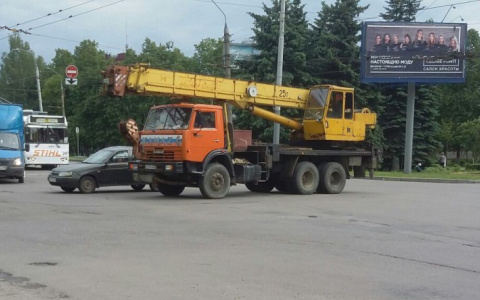 На перекрестке Горького и Строителей водитель "Камаза" потерял управление (фото)