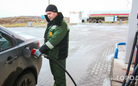 Россиянам предрекли цену в 100 рублей за литр бензина