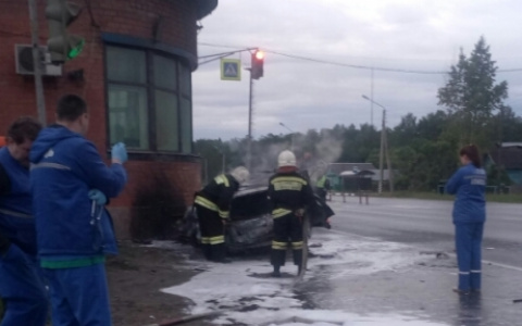 Под Ковровом легковушка врезалась в пост ГИБДД и загорелась
