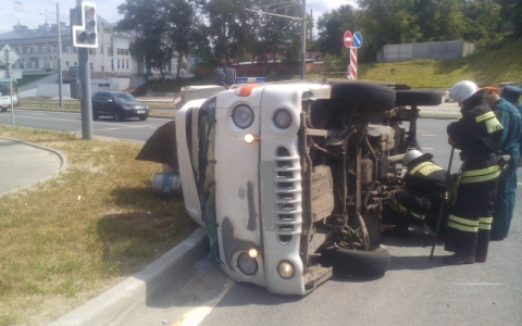 На Лыбедской магистрали перевернулся грузовик с пивом